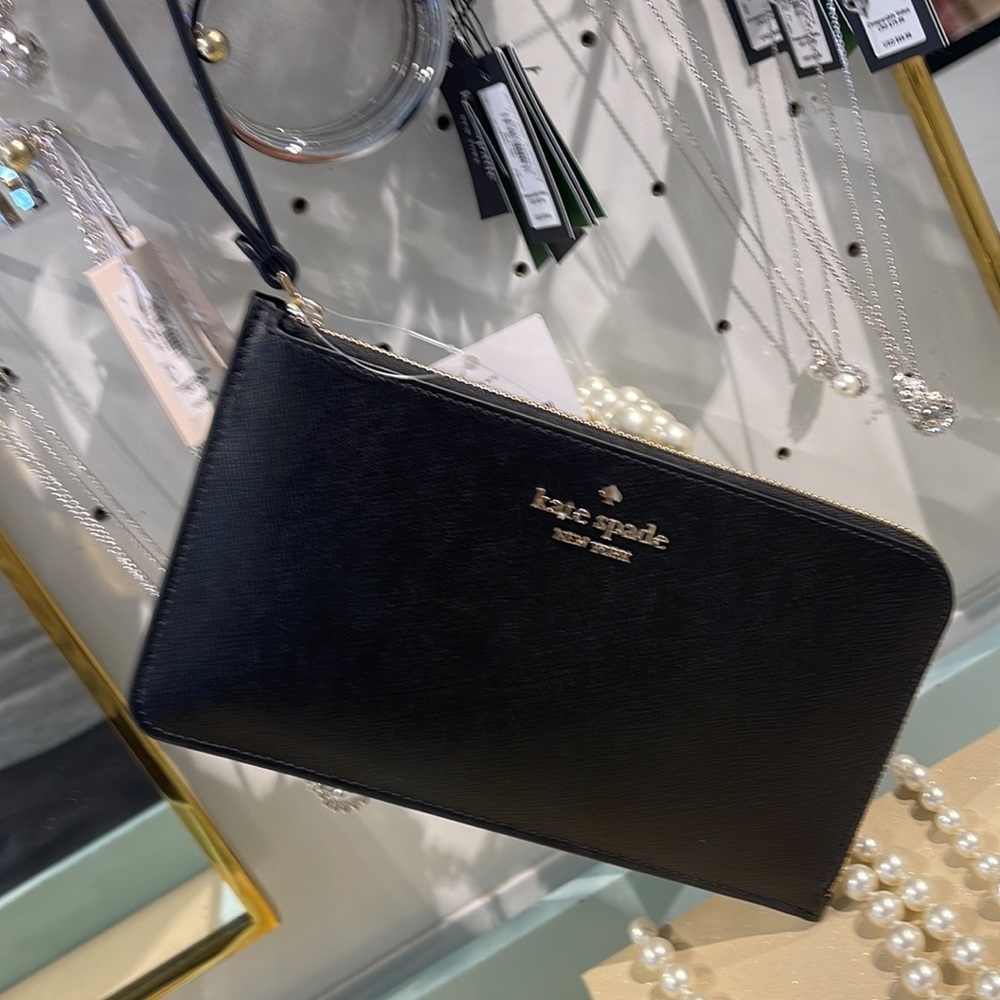 Kate Spade Lucy Medium L-Zip Wristlet
COLOR:
Black (Non Glitter)
NWT - Picture 13 of 16